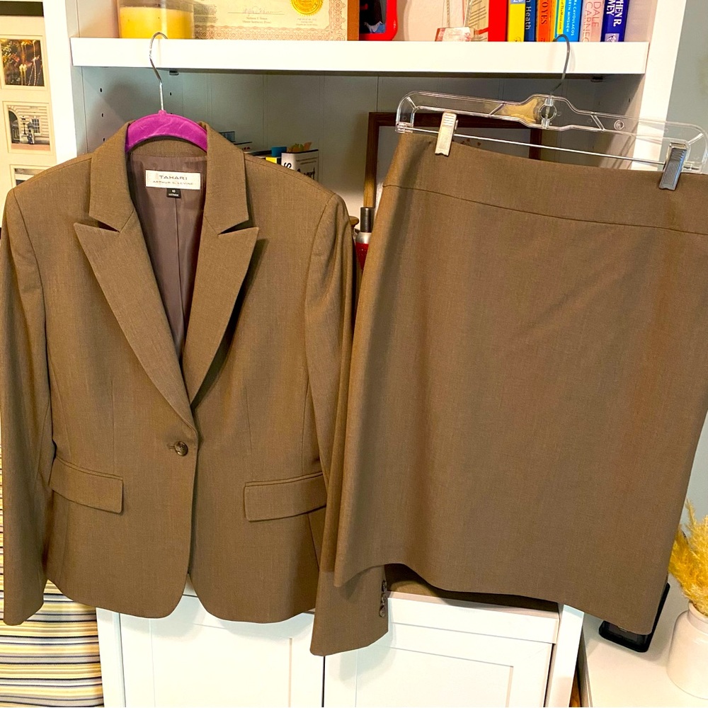 Elegant Skirt Suit l Tahari